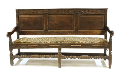 Lot 462 - An oak settle