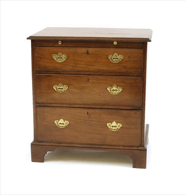 Lot 423 - A George III mahogany bachelors chest