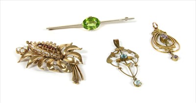 Lot 7 - A gold peridot bar brooch