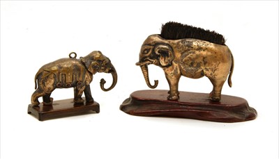 Lot 112 - A silver elephant pen wipe
