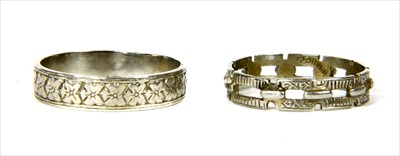Lot 13 - A platinum wedding ring