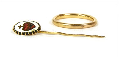 Lot 22 - A gold court section wedding ring