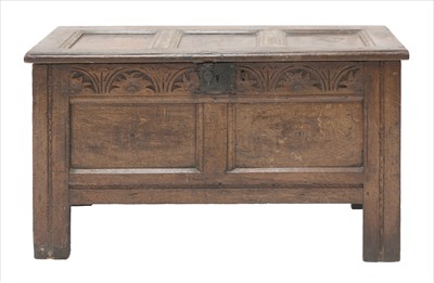 Lot 633 - An oak coffer