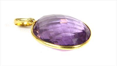 Lot 147 - A gold amethyst pendant