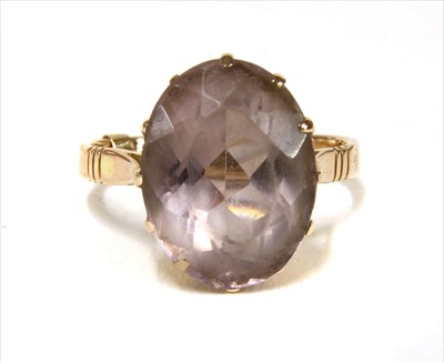 Lot 14 - A gold single stone amethyst ring