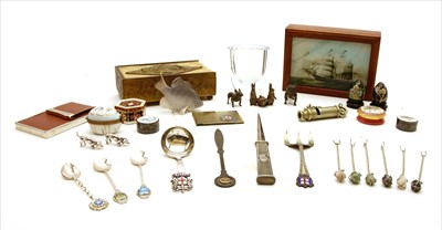 Lot 187 - A miniature bronze model of a bulldog