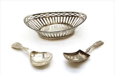 Lot 79 - A Georgian silver caddy spoon