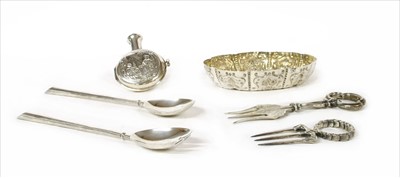 Lot 139 - A silver lobed dish