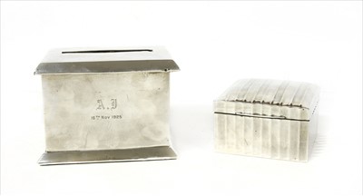 Lot 128 - A cigarette dispenser