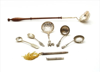 Lot 61 - A collection of silver items