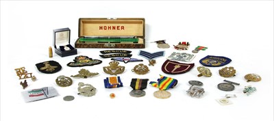 Lot 100 - A group of three WWI service medals