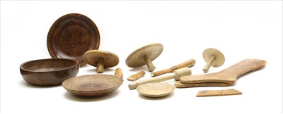 Lot 324 - A small collection of treen