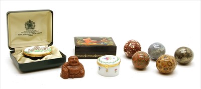 Lot 86 - Various agate and stone eggs