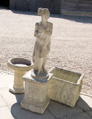 Lot 125 - A collection of garden items