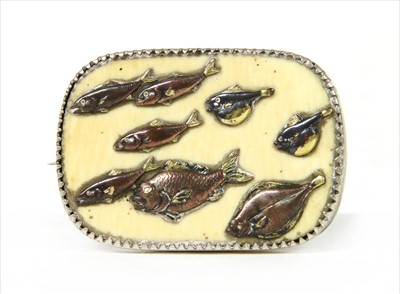 Lot 10 - A silver brooch