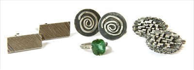 Lot 102 - A quantity of silver and costume jewellery