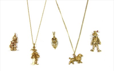Lot 31 - A 9ct gold articulated jester charm