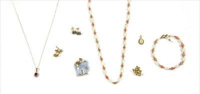 Lot 80 - A gold banded agate elephant pendant