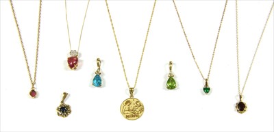 Lot 77 - A quantity of gold pendants