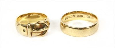 Lot 51 - A 9ct gold buckle ring