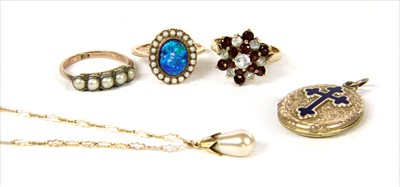 Lot 28 - A gold split pearl ring