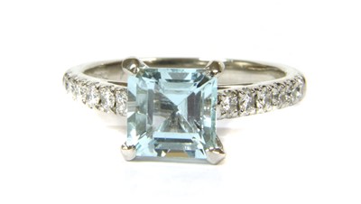 Lot 127 - A platinum aquamarine and diamond ring
