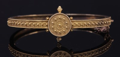 Lot 43 - A Victorian Archaeological Revival Etruscan-style gold hinged bangle, c.1870