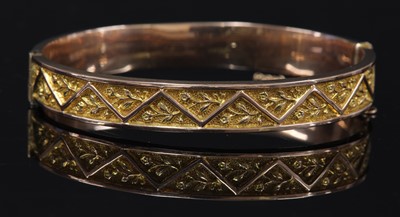 Lot 44 - An early 20th century gold hollow hinged bangle