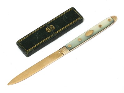 Lot 18 - A Georgian 15ct gold and mother-of-pearl folding fruit knife
