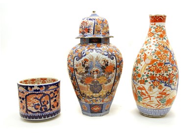 Lot 383 - A collection of three Japanese ceramic items