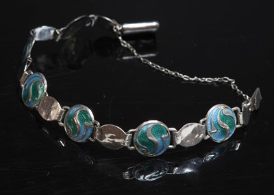 Lot 98 - A sterling silver Arts and Crafts enamel bracelet