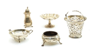 Lot 525 - A collection of silver items