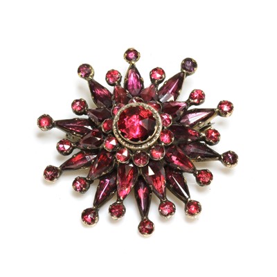Lot 14 - A garnet set star brooch/pendant, c.1800
