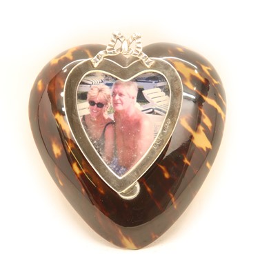 Lot 38 - A silver and Tortoishell heart shaped desk paper clip