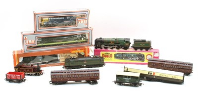 Lot 235 - A collection of OO gauge items