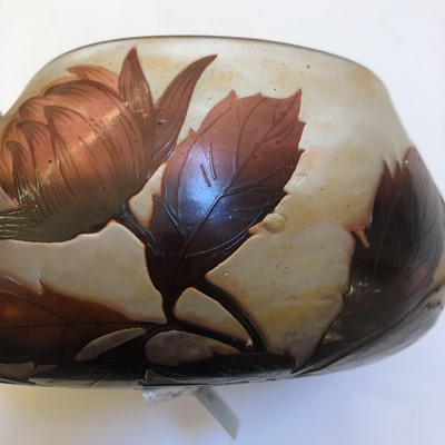 Lot 112 - A Daum cameo glass bowl