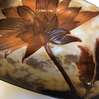 Lot 112 - A Daum cameo glass bowl