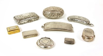 Lot 141 - An Edwardian silver kidney shaped sovereign holder