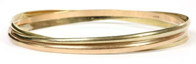 Lot 102 - A three band three colour gold bangle