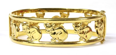 Lot 100 - An Italian hinged oval openwork cat motif bangle