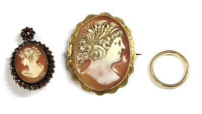 Lot 404 - A 9ct gold wedding ring