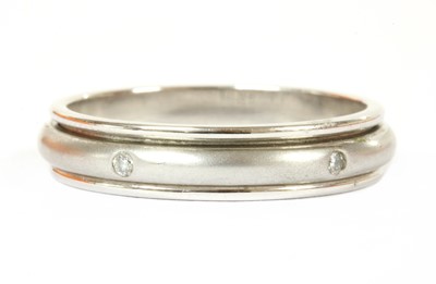 Lot 229 - An 18ct white gold diamond set spinner ring