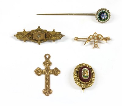Lot 32 - A gold split pearl swallow brooch