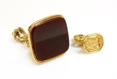 Lot 474 - An 18ct gold twin snake or serpent cornelian seal