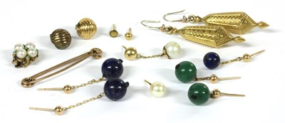 Lot 399 - A gold bar brooch