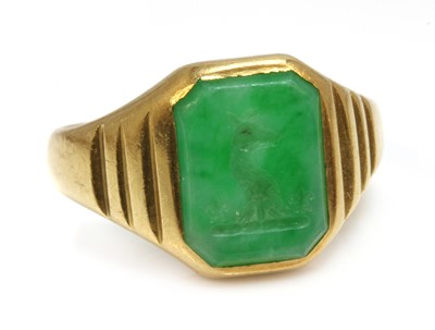 Lot 494 - A gentlemen's 18ct gold Art Deco carved jade intaglio signet ring