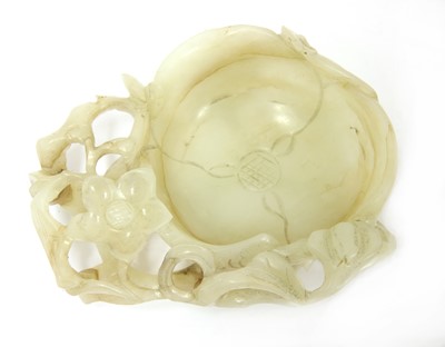 Lot 187 - A Chinese jade cup