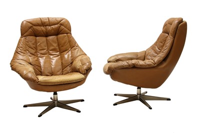 Lot 483 - A pair of leather lounge chairs