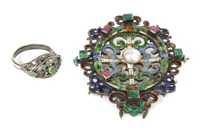 Lot 116 - An Arts and Crafts demantoid garnet and enamel ring, possibly by the Artificers' Guild