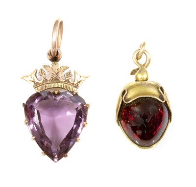 Lot 81 - A Victorian gold garnet pendant